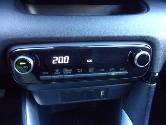 TOYOTA Yaris TOYOTA YARIS-013.jpg